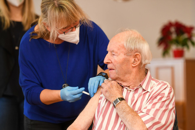 Cuộc chiến chống đại dịch COVID-19: Cùng nhau vượt hành trình gian nan ảnh 3