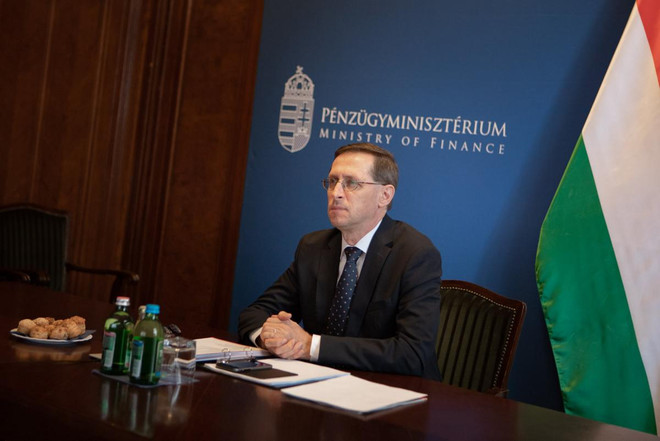 Bộ trưởng Tài chính Hungary Mihály Varga tham gia cuộc họp trực tuyến. (Nguồn: koronavirus.gov.hu) Nhóm Visegrad nhất trí về cách thức phục hồi kinh tế hậu COVID-19 ảnh 1