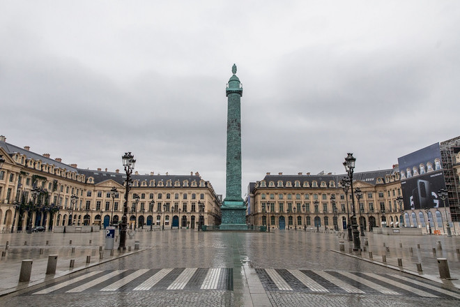 Cảnh vắng vẻ trên đường phố tại Paris, Pháp ngày 6/4/2020 trong bối cảnh dịch COVID-19 lan rộng. (Ảnh: THX/TTXVN) Kinh tế thế giới suy thoái nghiêm trọng hơn dự báo do dịch COVID-19 ảnh 1