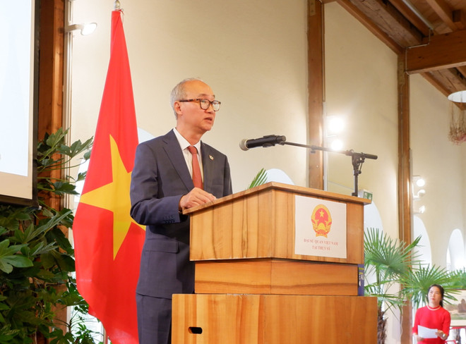 Trao tặng giấy khen cho Hội Người Việt Nam tại Thụy Sĩ ảnh 1