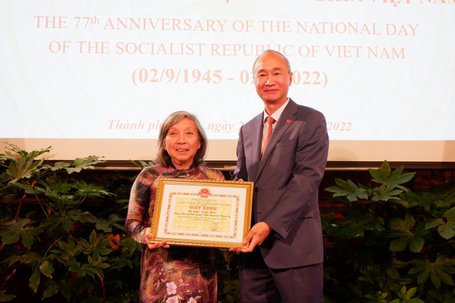 Trao tặng giấy khen cho Hội Người Việt Nam tại Thụy Sĩ ảnh 2