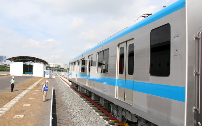 Đoàn tàu tuyến metro số 1. (Ảnh: Tiến Lực/TTXVN) TP.HCM khắc phục sự cố dầm cầu cạn trên tuyến metro số 1 ảnh 1