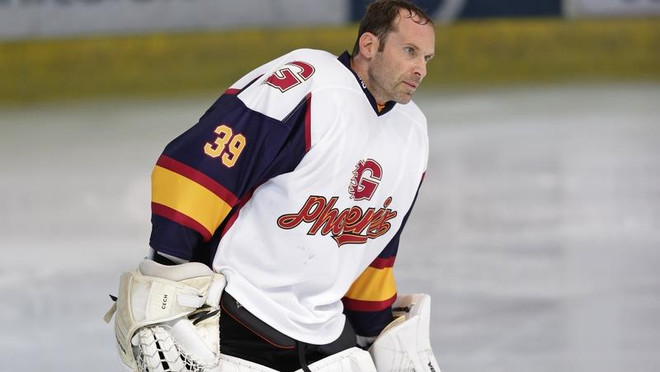 Petr Cech chứng tỏ kỹ năng siêu đẳng trong bộ môn hockey ảnh 1