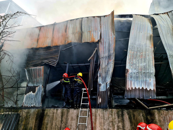 TP.HCM: Dập tắt đám cháy lớn ở kho chứa vật liệu tại huyện Bình Chánh ảnh 1