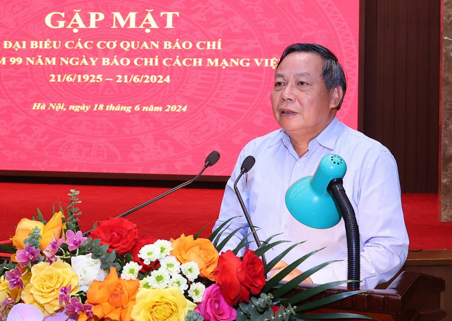 Phó Bí thư Thành ủy Hà Nội Nguyễn Văn Phong phát biểu chúc mừng. (Ảnh: Văn Điệp/TTXVN) ttxvn_ha noi bao chi 2.jpg