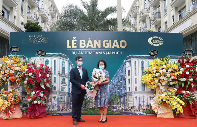 Nỗ lực vượt “bão” COVID-19, Him Lam Vạn Phúc chào đón cư dân đầu tiên ảnh 1