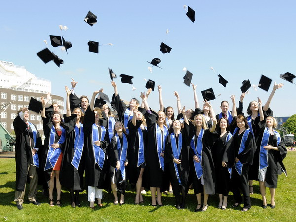 Canada: Nhiều sinh viên tốt nghiệp phải đi làm trái ngành ảnh 1