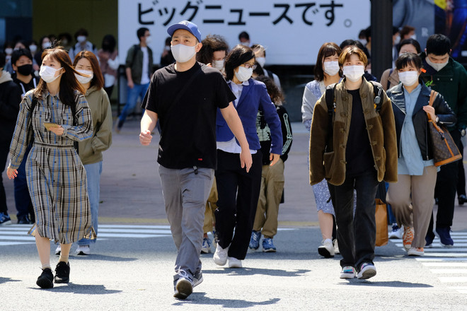 Người dân đeo khẩu trang phòng dịch COVID-19 tại Tokyo, Nhật Bản, ngày 18/4/2021. (Ảnh: AFP/TTXVN) Nhật Bản kéo dài các chương trình hỗ trợ người dân và doanh nghiệp ảnh 1