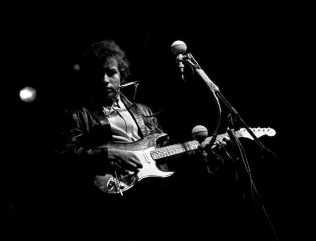Bán đấu giá cây đàn guitar điện "tai tiếng" của Bob Dylan ảnh 1