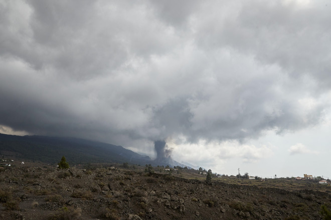 Khói bốc lên từ núi lửa Cumbre Vieja trên đảo La Palma, Tây Ban Nha, ngày 24/9/2021. (Ảnh: THX/TTXVN) Tây Ban Nha: Đề phòng tro bụi và khí độc từ núi lửa ở đảo Palma ảnh 1