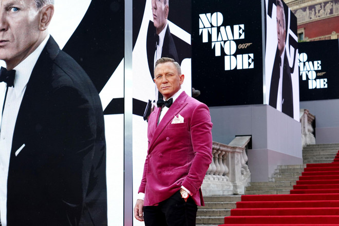 Daniel Craig - diễn viên chính đảm nhiệm vai James Bond xuất hiện trên thảm đỏ tại buổi ra mắt bộ phim mới. (Ảnh: AP) Phim mới về James Bond bắt đầu hành trình chinh phục công chúng ảnh 1