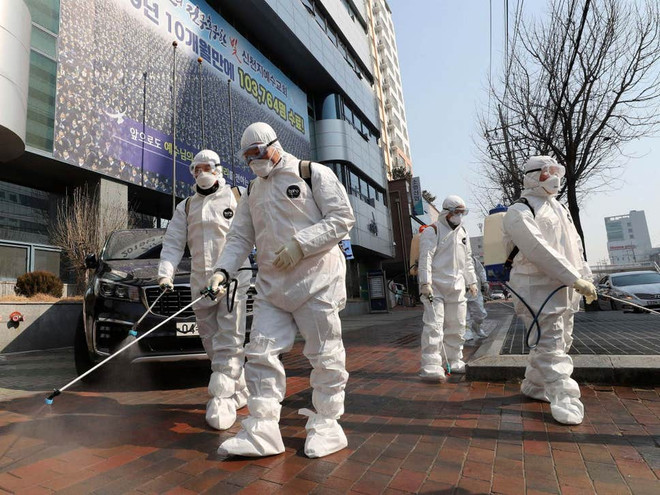 Khử trùng tại Daegu để phòng COVID-19. (Ảnh: AP) Hàn Quốc cảnh báo có thêm nhiều ca nhiễm COVID-19 tại Daegu ảnh 1