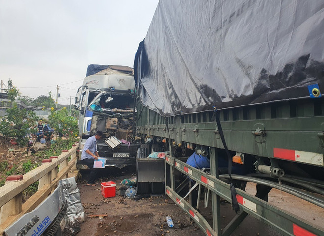 Bình Phước: Container đấu đầu xe tải gây ách tắc giao thông hơn 5 giờ ảnh 1