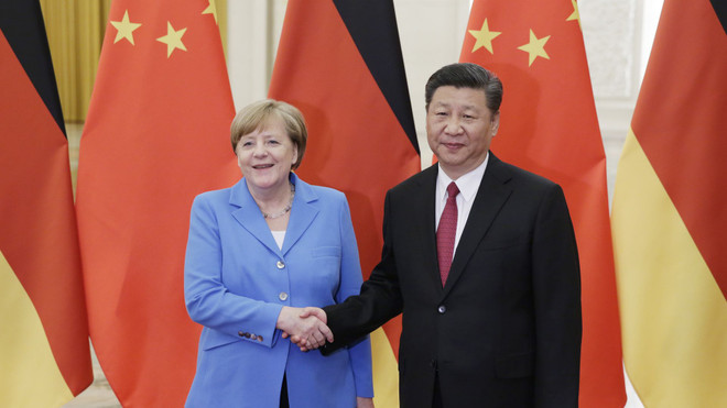 Chủ tịch Trung Quốc Tập Cận Bình và Thủ tướng Đức Angela Merkel. (Ảnh: AFP) Chủ tịch Trung Quốc đề nghị Đức, EU hợp tác thúc đẩy quan hệ ảnh 1