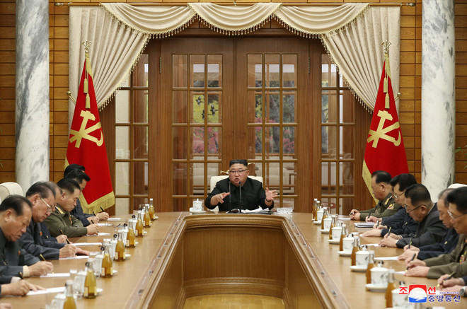Nhà lãnh đạo Triều Tiên Kim Jong-un (giữa) chủ trì cuộc họp Bộ Chính trị của đảng Lao động Triều Tiên tại Bình Nhưỡng ngày 29/11/2020. (Ảnh: YONHAP/TTXVN) Chuyên gia Hàn Quốc: Triều Tiên có thể gửi thông điệp hòa giải tới Mỹ ảnh 1