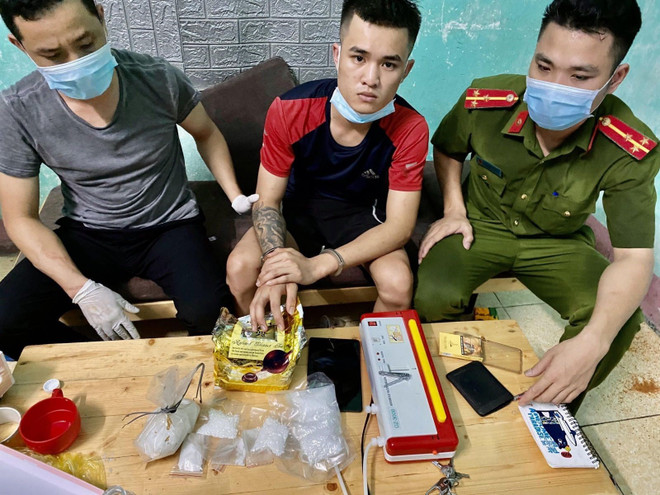 Đối tượng mua bán hơn 1kg ma túy chống đối, thả chó tấn công trinh sát ảnh 1