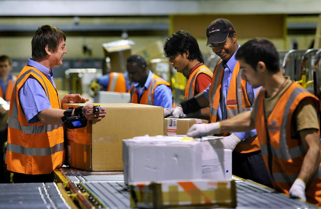 Cạnh tranh gay gắt trên thị trường chuyển phát hàng của Anh ảnh 1