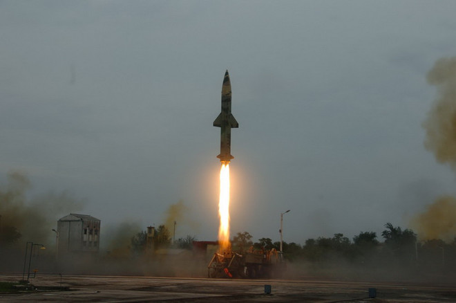Vụ phóng tên lửa đạn đạo Prithvi-II. (Nguồn: defencetalk.com) Ấn Độ tiếp tục thử thành công tên lửa đạn đạo Prithvi-II ảnh 1