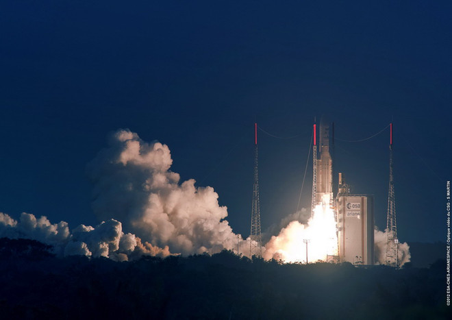Vụ phóng tên lửa đẩy Ariane 5 tại trung tâm vũ trụ Kourou ở Guiana thuộc Pháp. (Ảnh: AFP/TTXVN) Pháp đầu tư hơn 2 tỷ euro nghiên cứu vũ trụ năm 2014 ảnh 1