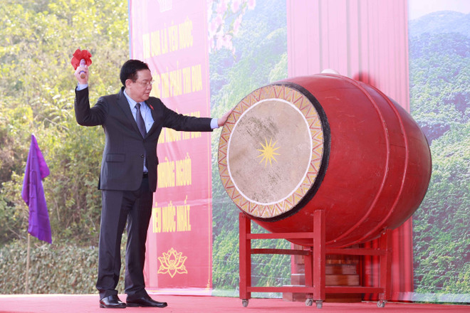 Chủ tịch Quốc hội Vương Đình Huệ đánh trống phát động thi đua. (Ảnh: Doãn Tấn/TTXVN) Chủ tịch Quốc hội phát động thi đua và Tết trồng cây tại Tuyên Quang ảnh 1