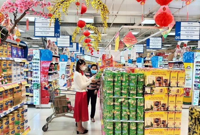 Người dân mua sắm dịp Tết Nguyên đán Quý Mão 2023. (Ảnh: Hoài Thu/TTXVN) Chỉ số giá tiêu dùng của Hà Nội tăng nhẹ trong tháng Tết Nguyên đán ảnh 1