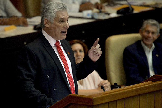 Chủ tịch Cuba Miguel Diaz-Canel phát biểu trong phiên họp Quốc hội tại La Habana. (Ảnh: AFP/TTXVN) Cuba năm 2021: Làm sao để đánh thức một nền kinh tế đang “ngủ đông”? ảnh 3