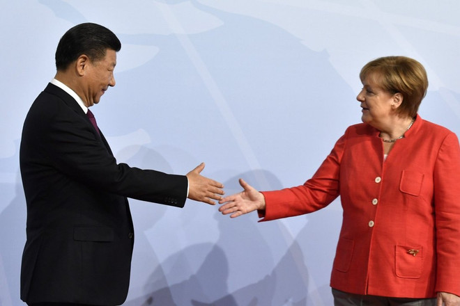 Chủ tịch Trung Quốc Tập Cận Bình và Thủ tướng Đức Angela Merkel. (Ảnh: AFP) Dấu hỏi về sự thống nhất của châu Âu khi CAI được ký kết ảnh 2