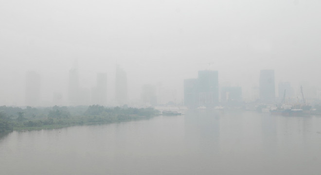 [Photo] Sương mù dày đặc, bao phủ khắp tuyến đường TP.HCM ảnh 3