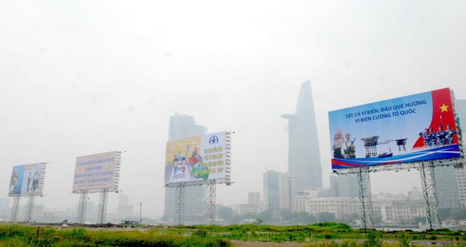 [Photo] Sương mù dày đặc, bao phủ khắp tuyến đường TP.HCM ảnh 2