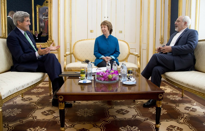 Ngoại trưởng Mỹ John Kerry (trái), Ngoại trưởng Iran Mohammad Javad Zarif (phải) và Đại diện EU Catherine Ashton tại cuộc đàm phán ba bên hôm 16/10. (Nguồn: AFP/TTXVN) Mỹ đánh giá tiến trình đàm phán hạt nhân Iran đạt tiến triển ảnh 1