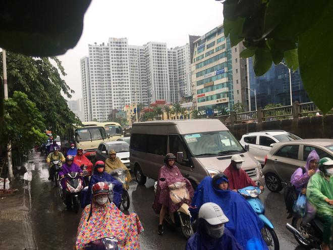 Mưa lớn diện rộng ở Bắc Bộ, đề phòng lốc sét và gió giật mạnh ảnh 1