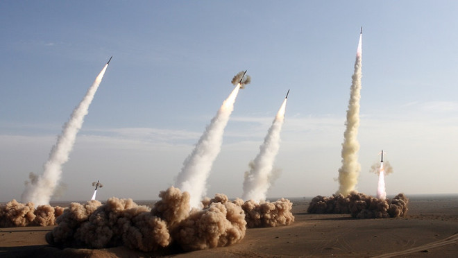 Iran vừa tấn công 2 căn cứ quân sự Mỹ. (Ảnh minh hoạ: Daily Wire) Mỹ có thể sớm đáp trả vụ tấn công tên lửa của Iran ảnh 1