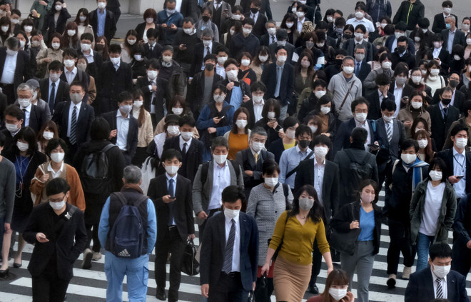 Người dân tại thủ đô Tokyo của Nhật Bản. (Ảnh: AFP/TTXVN) Hạ viện Nhật Bản thông qua gói ngân sách bổ sung thứ ba ảnh 1