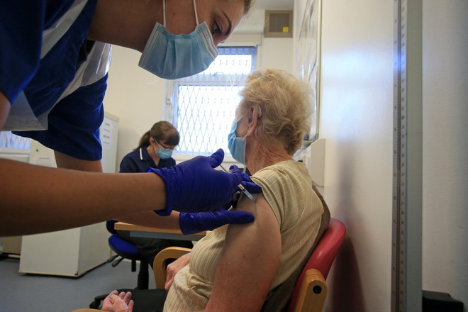 EU: Các hãng sản xuất vắcxin ngừa COVID-19 cần tôn trọng cam kết ảnh 1