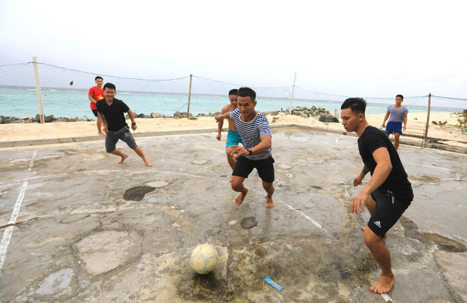 Hoạt động rèn luyện thể dục thể thao - "Món ăn" tinh thần ở Trường Sa ảnh 1
