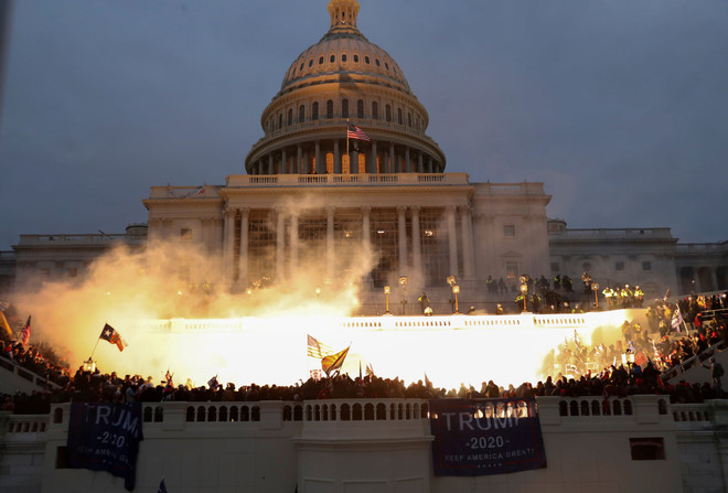 Những người ủng hộ Tổng thống Trump xông vào tòa nhà Quốc hội Mỹ ở Đồi Capitol. (Ảnh: Reuters) Thêm 4 quan chức cấp cao Nhà Trắng từ chức sau vụ bạo loạn Đồi Capitol ảnh 1