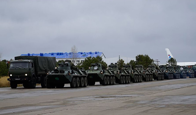 Xe quân sự Nga được triển khai tới khu vực Nagorny-Karabakh. (Ảnh: AFP/TTXVN) Nga, Azerbaijan và Armenia hài lòng về lệnh ngừng bắn Nagorny-Karabakh ảnh 1