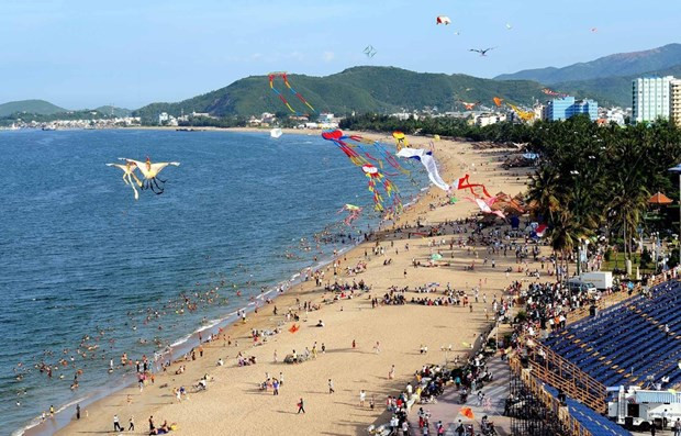 Hoạt động thả diều nghệ thuật tại Festival biển Nha Trang. (Ảnh: Thanh Hà/TTXVN) Hơn 1.650 drone tham gia trình diễn ánh sáng ở Festival Biển Nha Trang ảnh 1
