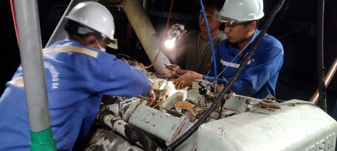 Hải quân cấp cứu ngư dân, hỗ trợ sửa chữa cho tàu cá tỉnh Quảng Nam ảnh 1