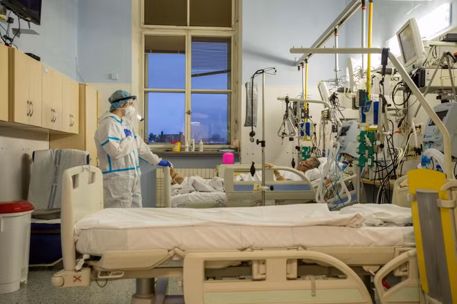 Các nước Đông Âu chật vật đối phó với biến thể mới của SARS-CoV-2 ảnh 2