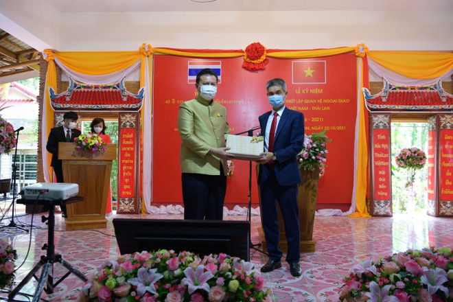 Tổng lãnh sự Việt Nam tại Khon Kaen Chu Đức Dũng và Tỉnh trưởng tỉnh Nakhon Phanom Chathip Ruchanaseri trao đổi tặng phẩm lưu niệm tại Lễ kỷ niệm 45 năm thiết lập quan hệ ngoại giao Việt Nam-Thái Lan. (Ảnh: Ngọc Quang/TTXVN) Phát triển quan hệ hợp tác hữu nghị Việt Nam-Thái Lan bền vững ảnh 1