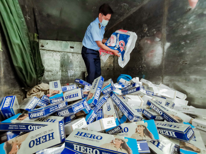 Số thuốc lá lậu bị lực lượng Quản lý thị trường thành phố Cần Thơ phát hiện. (Ảnh: Thanh Liêm/TTXVN) Cần Thơ: Bắt giữ tài xế và phụ xe vận chuyển 1.490 bao thuốc lá lậu ảnh 1