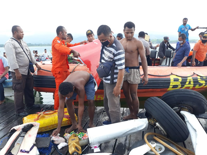 Các bộ phận của chiếc máy bay được trục vớt từ dưới hồ. (Nguồn: Istimewa) Indonesia: Rơi máy bay chở hàng tại Papua, phi công thiệt mạng ảnh 1