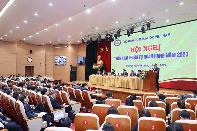 Thủ tướng Phạm Minh Chính phát biểu tại Hội nghị tổng kết công tác năm 2022 và triển khai nhiệm vụ ngân hàng năm 2023. (Ảnh: Dương Giang/TTXVN) Thủ tướng: Cân bằng giữa kiểm soát lạm phát với thúc đẩy tăng trưởng ảnh 1