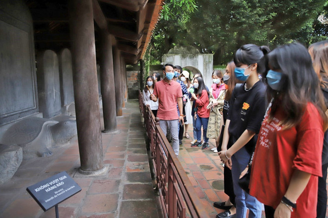 Các em học sinh, sinh viên tham quan di tích lịch sử Văn Miếu-Quốc Tử Giám. (Ảnh: Thành Đạt/TTXVN) Giáo dục di sản cho thế hệ trẻ: Lợi ích kép từ cách làm sáng tạo ảnh 1