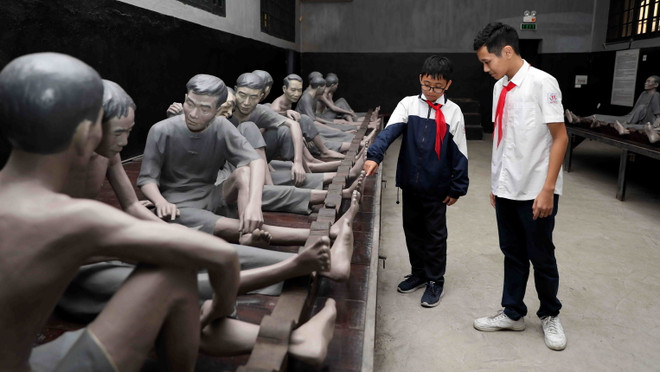 Di tích lịch sử nhà tù Hỏa Lò thu hút đông học sinh, sinh viên đến tham quan và học tập. (Ảnh: Thanh Tùng/TTXVN) Giáo dục di sản cho thế hệ trẻ: Lợi ích kép từ cách làm sáng tạo ảnh 4