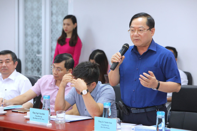 Nhà báo Lê Xuân Sơn, Tổng Biên tập Báo Tiền Phong trình bày tham luận tại Diễn đàn. (Ảnh: Thành Đạt/TTXVN) Báo chí trước COVID-19: Đa dạng hóa nguồn thu, chuyện không đơn giản ảnh 4