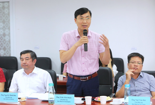Nhà báo Trần Tiến Duẩn, Tổng Biên tập Báo điện tử VietnamPlus (TTXVN) trình bày tham luận tại Diễn đàn. (Ảnh: Thành Đạt/TTXVN) Báo chí trước COVID-19: Đa dạng hóa nguồn thu, chuyện không đơn giản ảnh 2