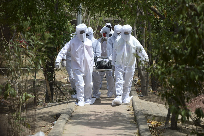 Chuyển thi thể bệnh nhân mắc COVID-19 tại Chennai, Ấn Độ ngày 16/6/2020. (Ảnh: AFP/TTXVN) Dịch COVID-19: Tổng số ca tử vong trên toàn cầu vượt 450.000 người ảnh 2