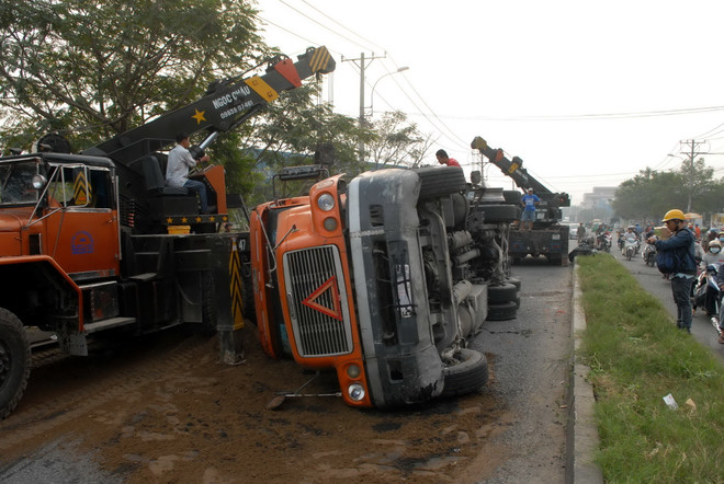 TP Hồ Chí Minh: Xe container nổ lốp, lật ngang giữa đường ảnh 3
